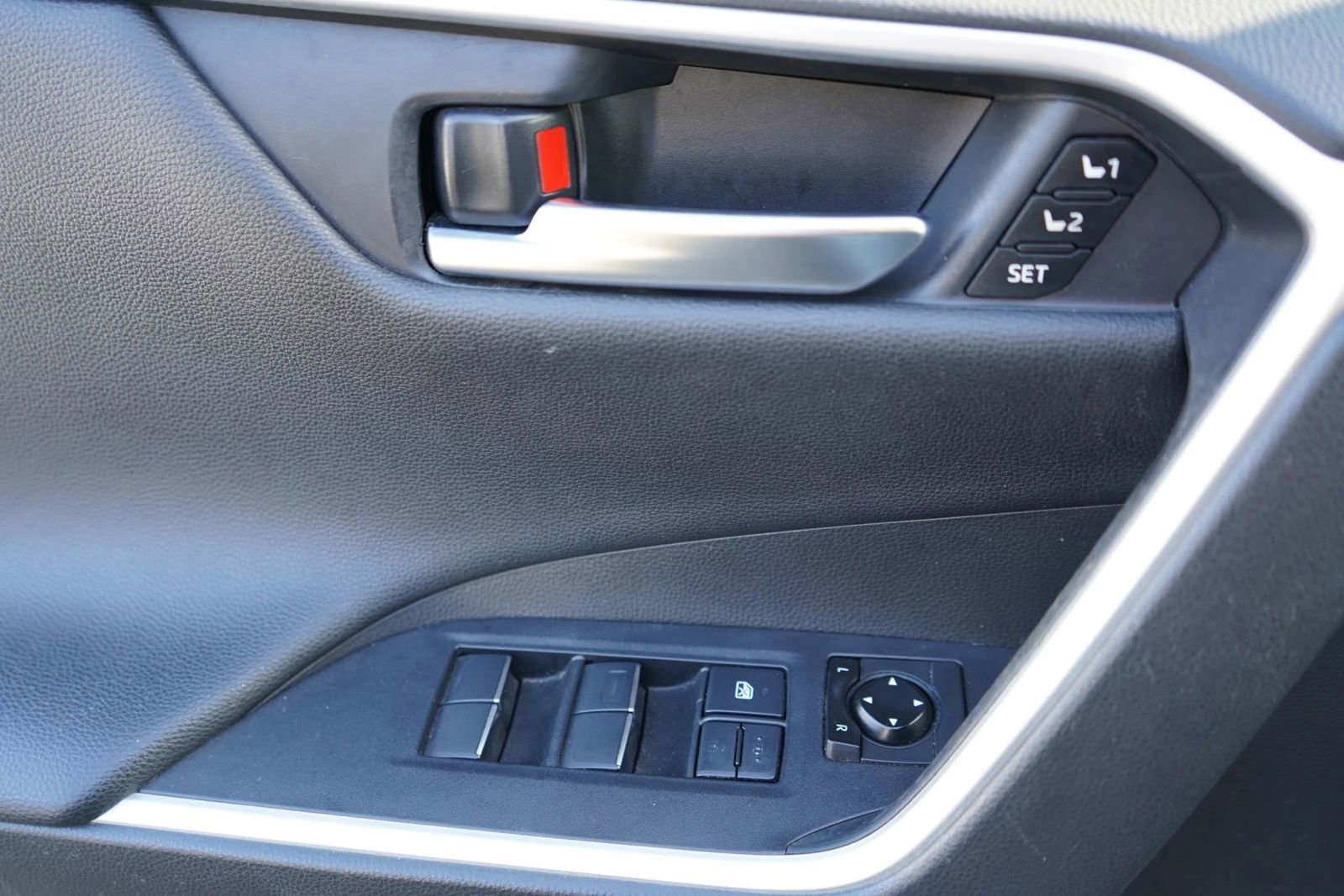 Used 2020 Toyota RAV4 Limited FWD image 15