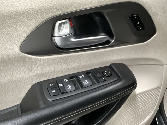 Used 2024 Chrysler Pacifica Touring-L FWD image 23