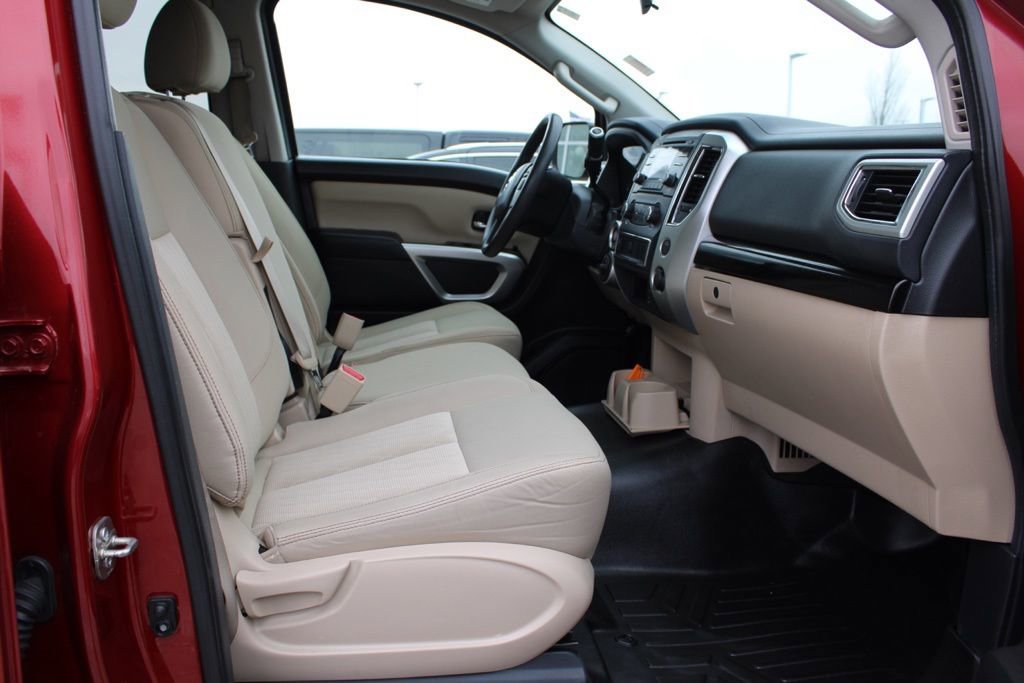 Used 2017 Nissan Titan SV image 19