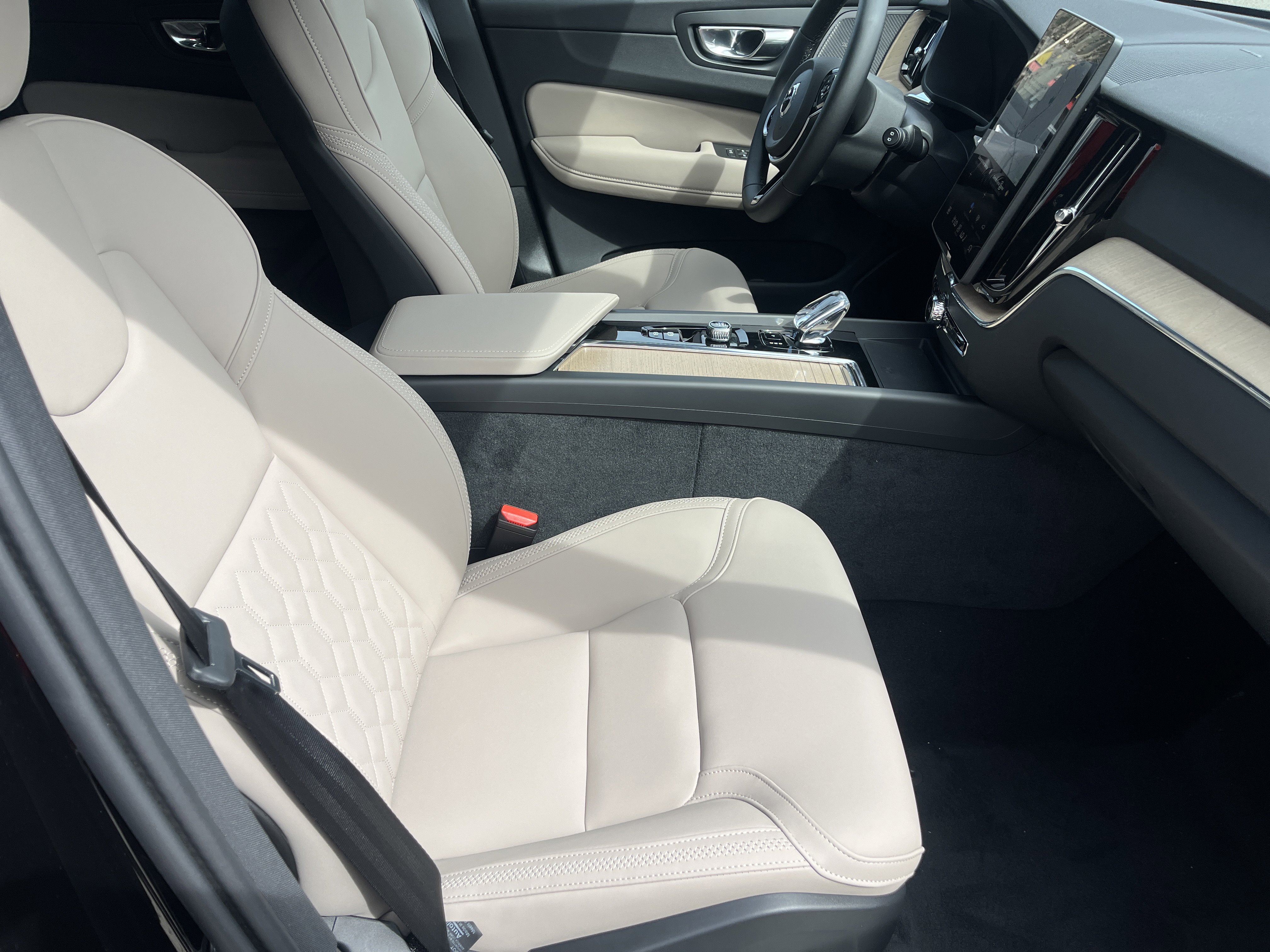 New 2026 Volvo XC60 B5 Plus w/ Protection Package Premier image 25