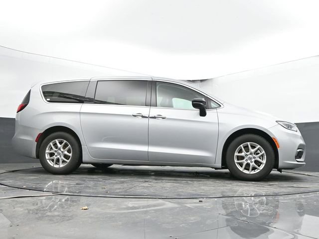 Used 2024 Chrysler Pacifica Touring-L image 51