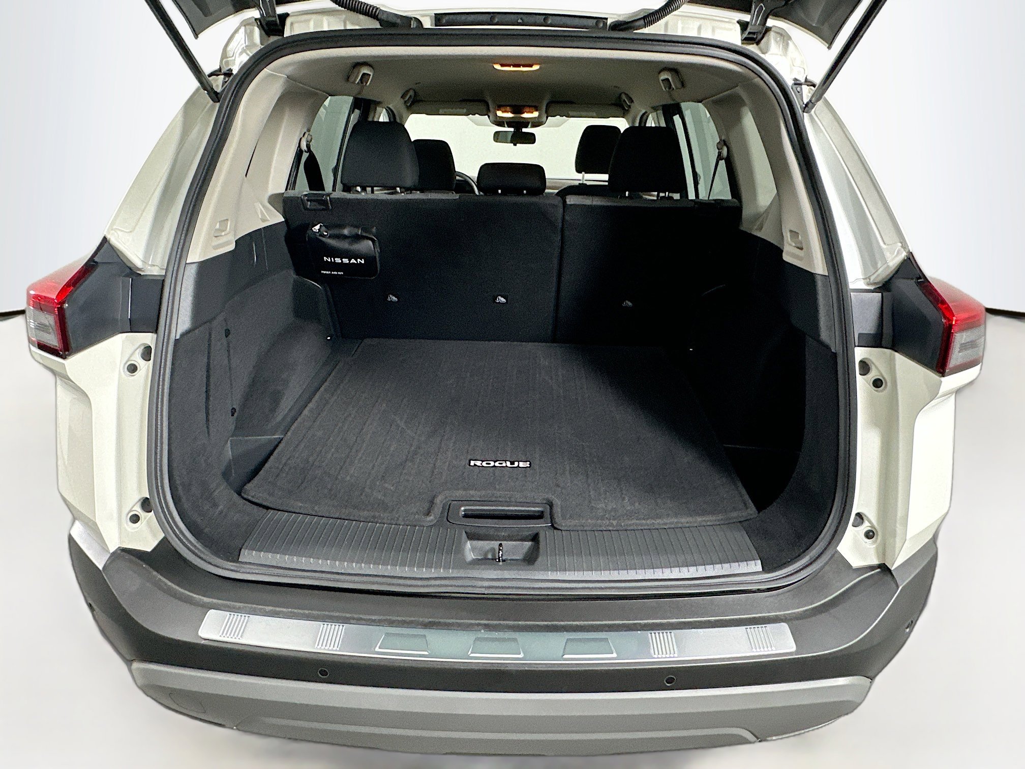 Used 2023 Nissan Rogue SV image 29