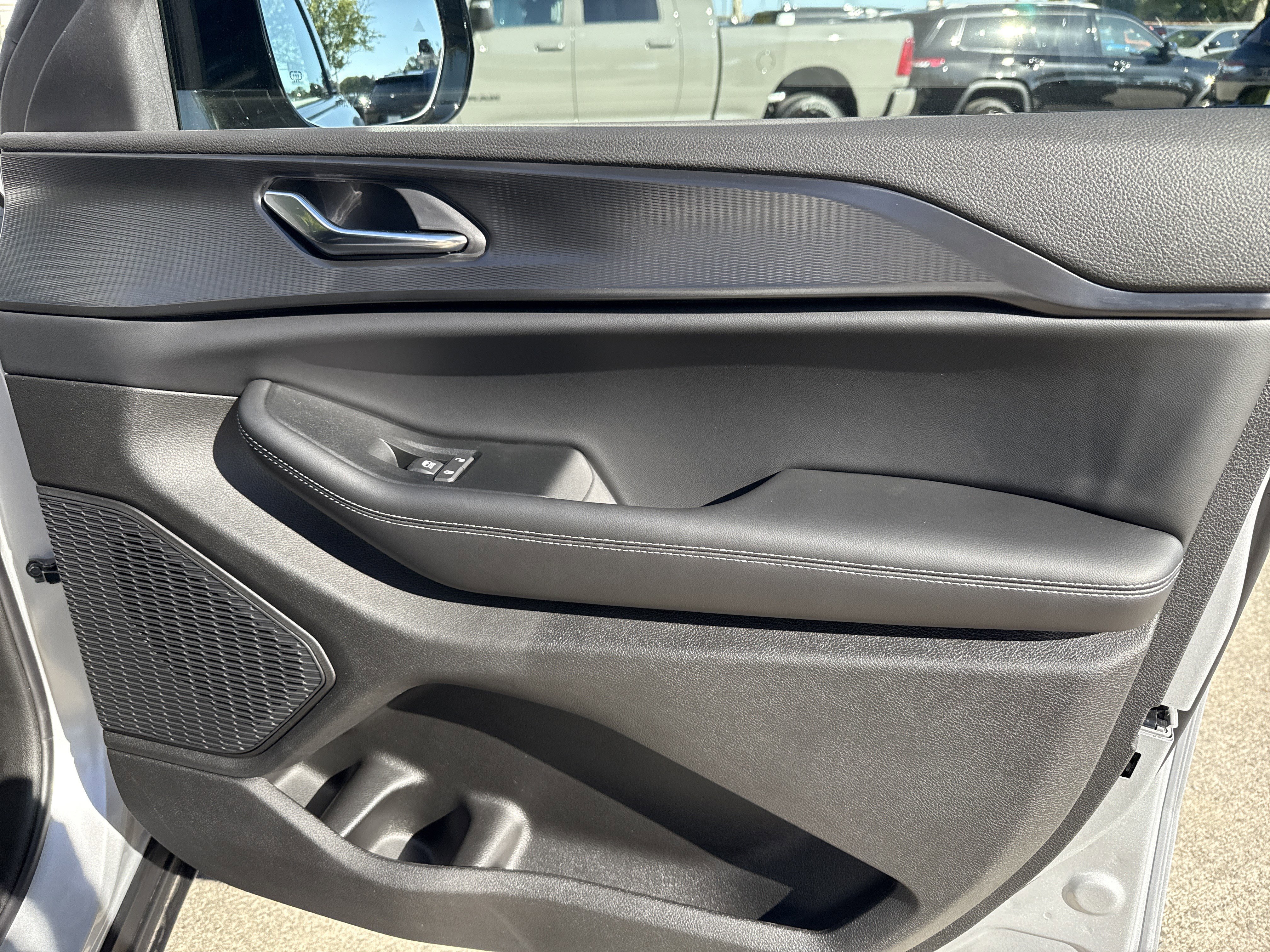 New 2025 Jeep Grand Cherokee Altitude image 15