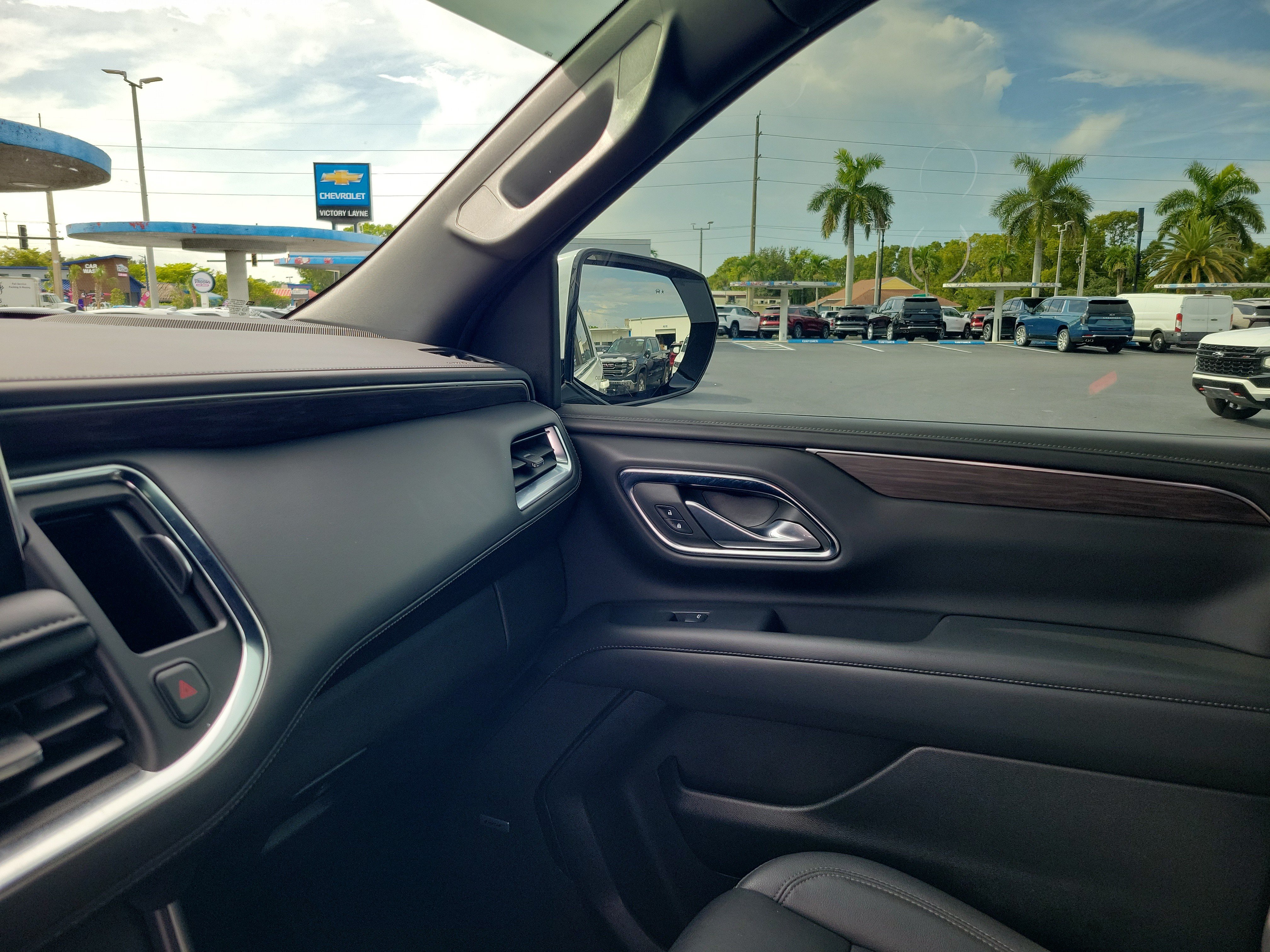 Used 2024 Chevrolet Suburban LT w/ Luxury Package RWD image 29
