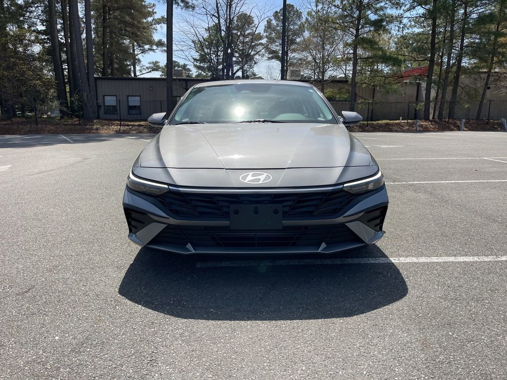 Used 2024 Hyundai Elantra SE image 3