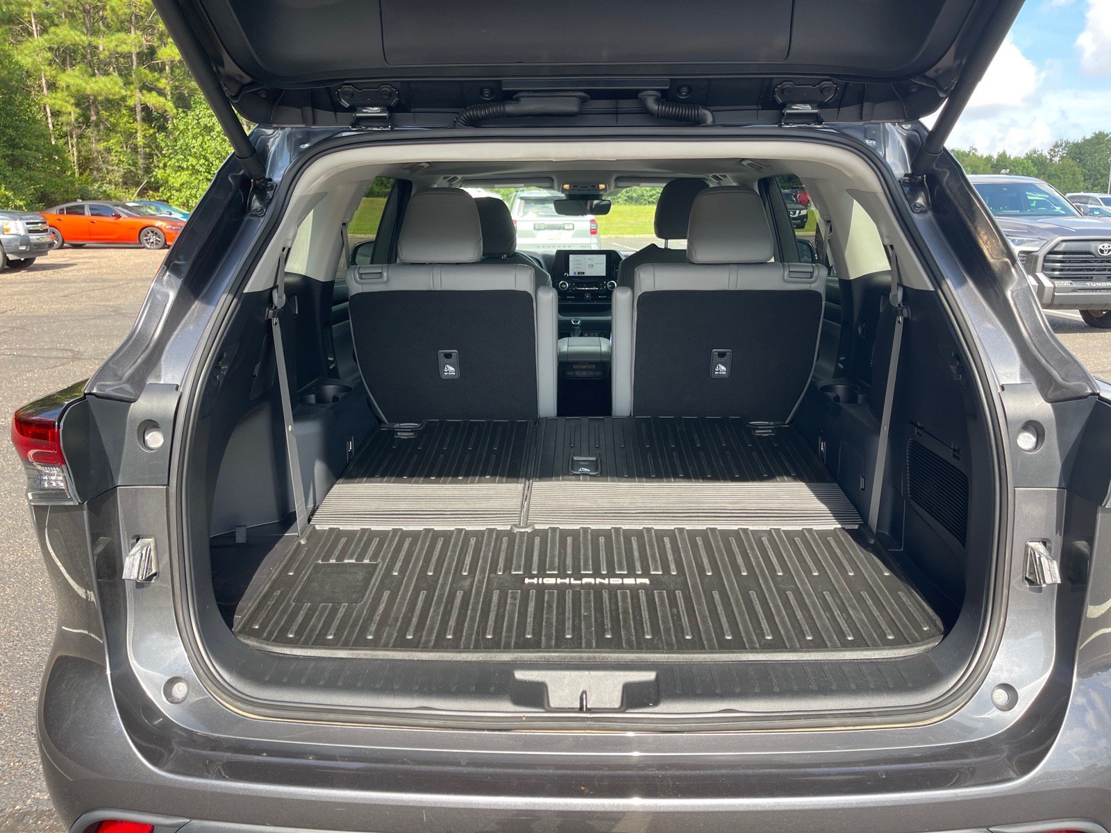 Used 2025 Toyota Highlander XLE AWD/4WD image 16