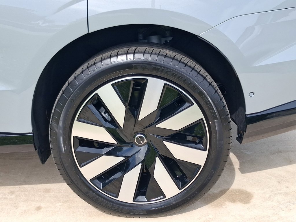 Certified 2025 Volvo EX90 Plus w/ Protection Package Premier AWD/4WD image 4