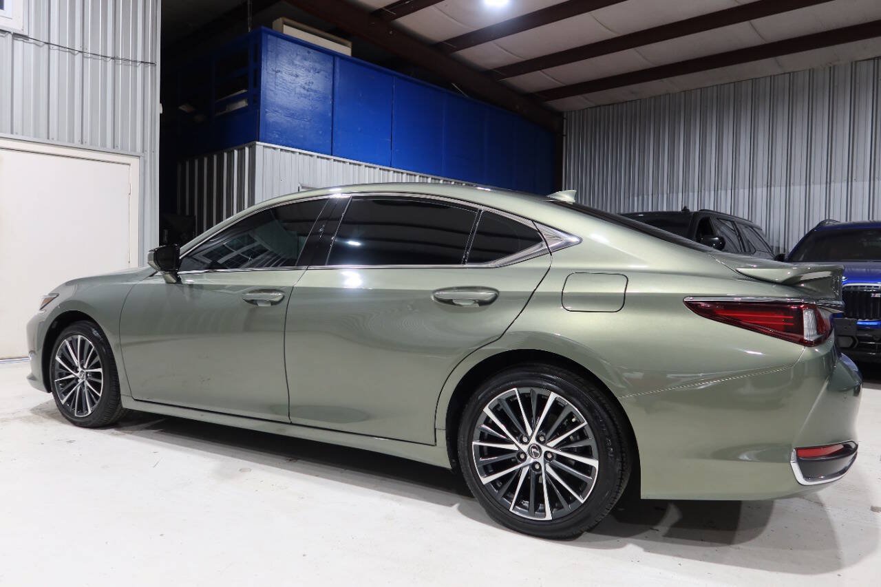 Used 2025 Lexus ES 300h w/ Premium Package FWD image 2