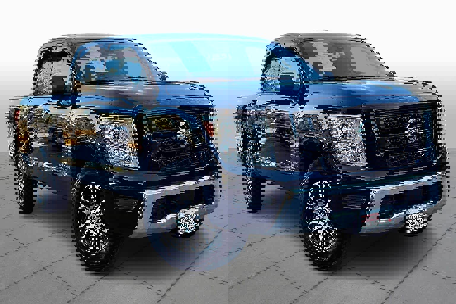 Used 2022 Nissan Titan SV image 2