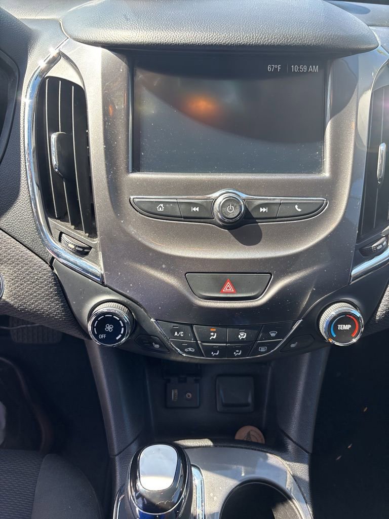 Used 2017 Chevrolet Cruze LT w/ Convenience Package image 4