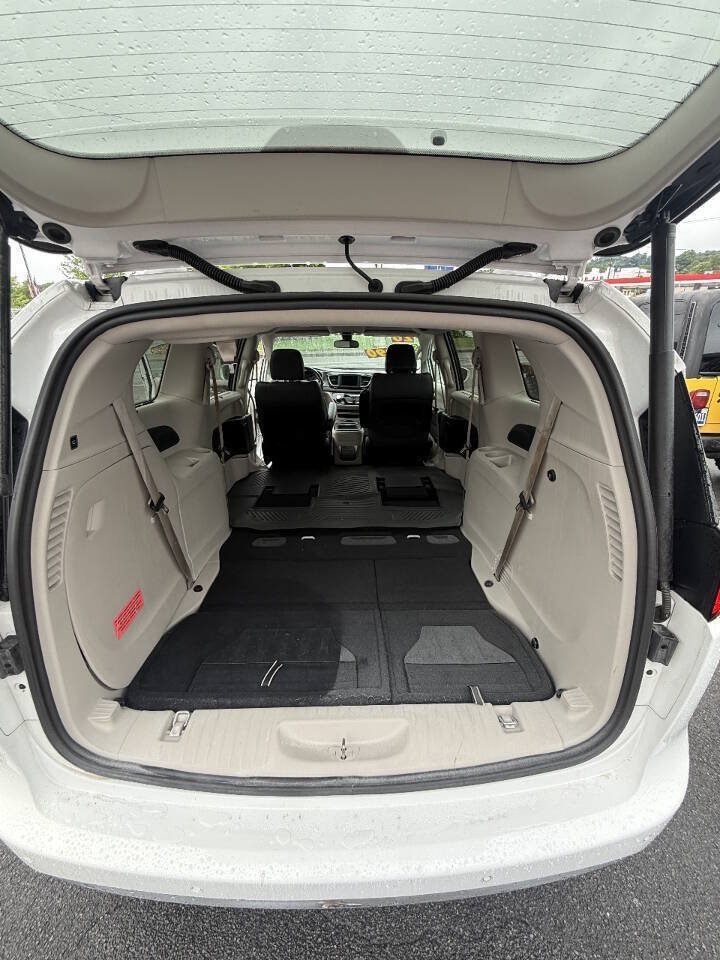 Used 2020 Chrysler Pacifica Touring-L FWD image 8