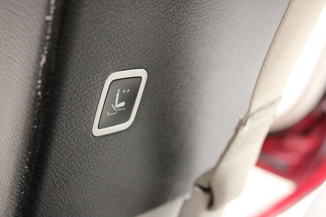 Used 2021 Chrysler Pacifica Touring-L FWD image 37