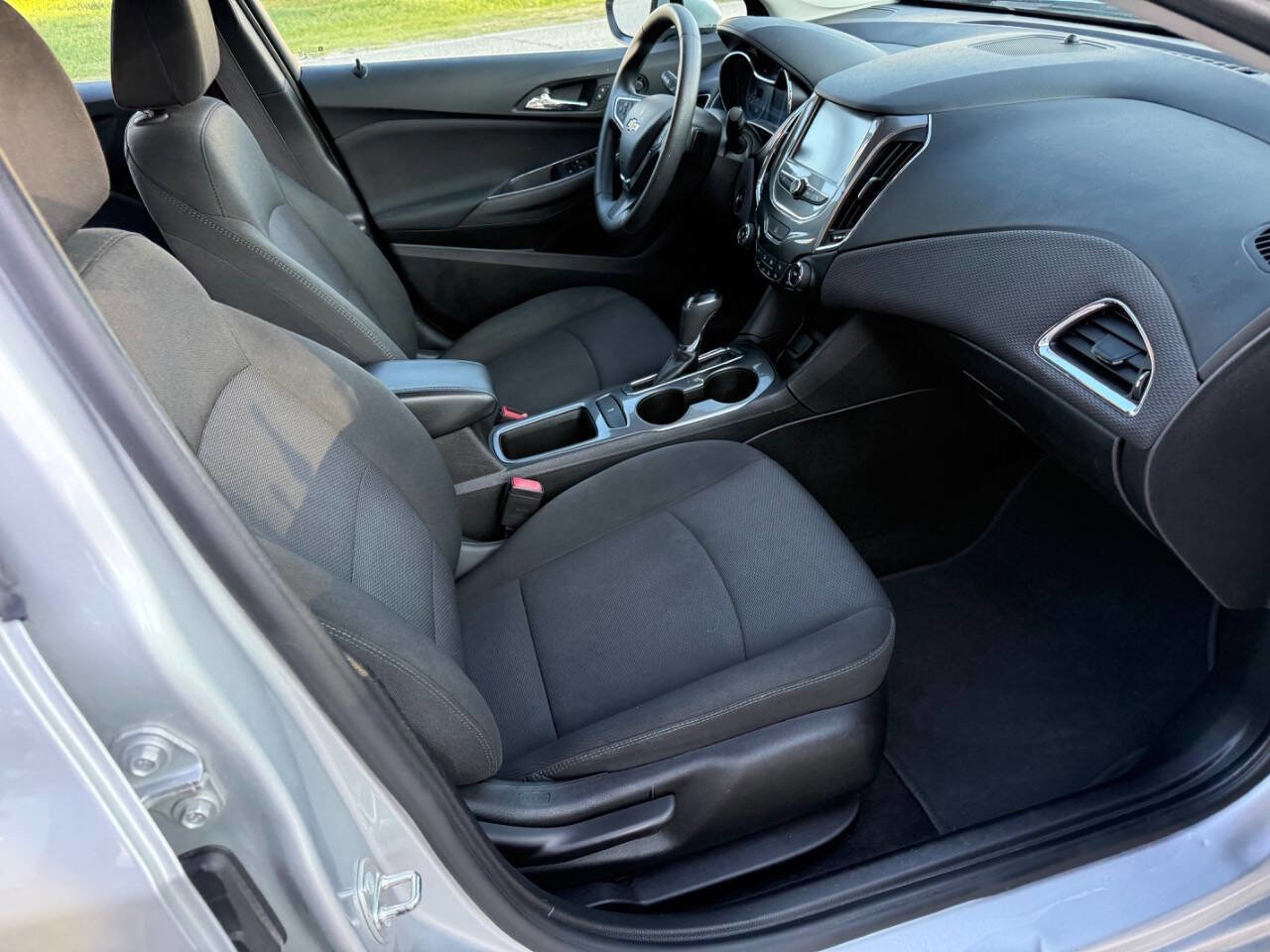 Used 2017 Chevrolet Cruze LT w/ Convenience Package FWD image 24