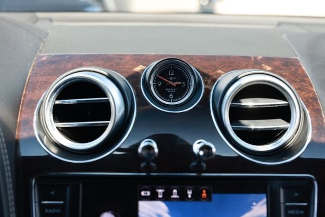 Used 2018 Bentley Bentayga AWD/4WD image 43