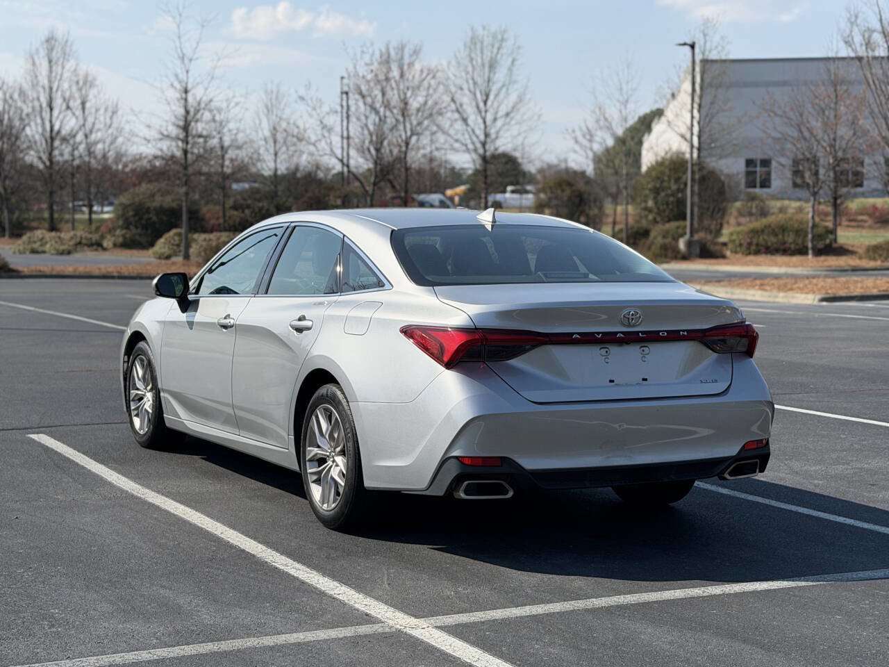 Used 2019 Toyota Avalon XLE w/ Moonroof Package FWD image 5