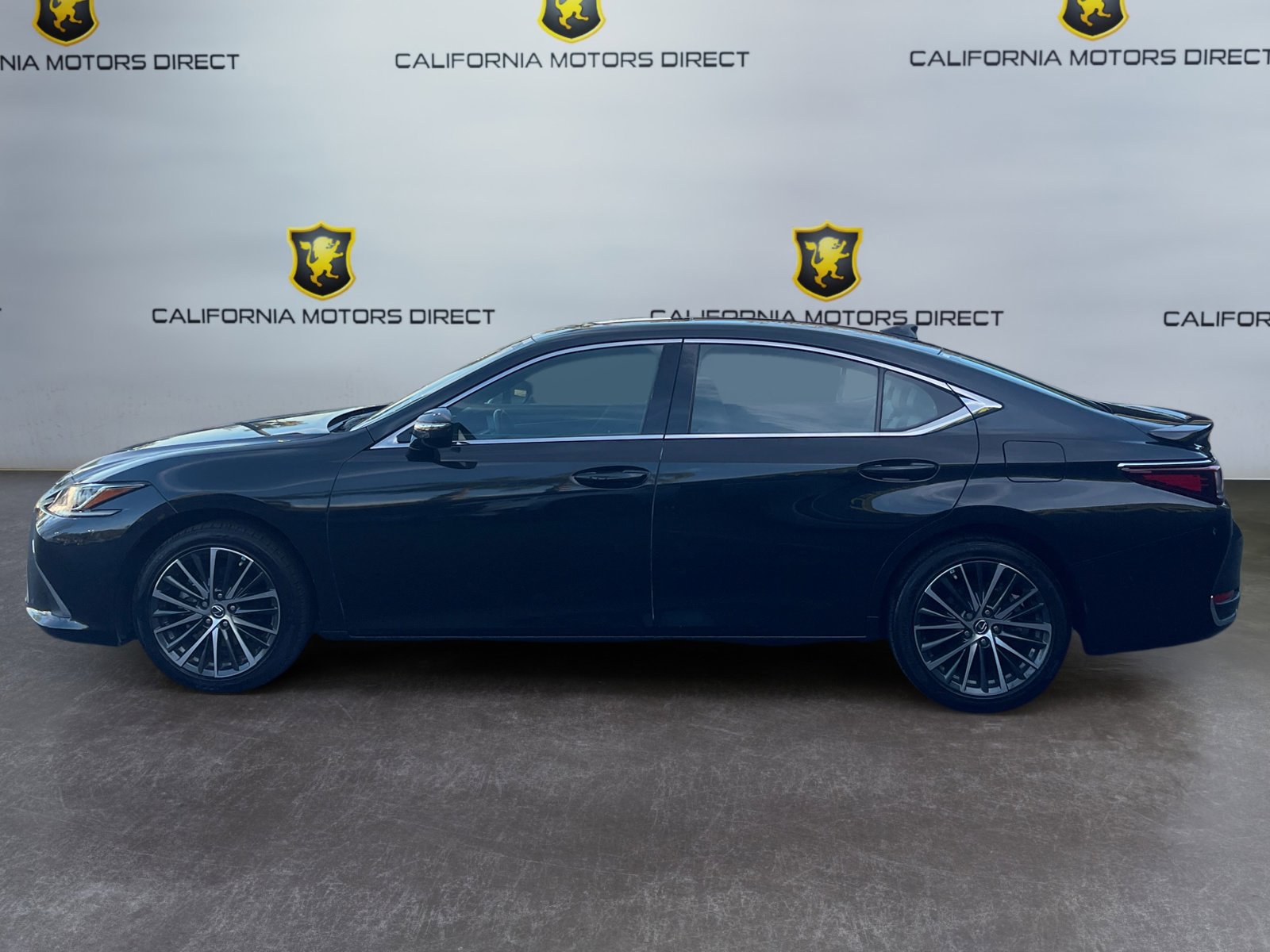 Used 2023 Lexus ES 300h w/ Premium Package image 2