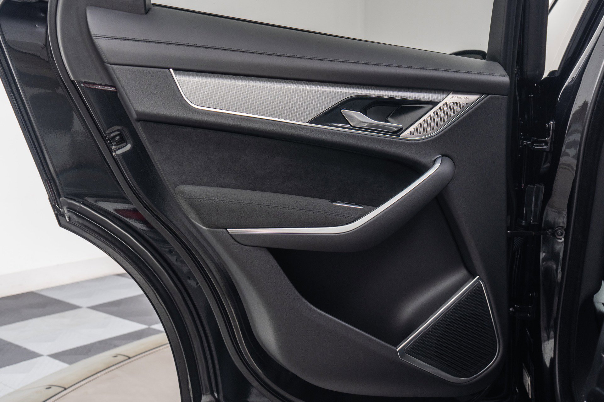 Used 2023 Jaguar F-PACE SVR image 39