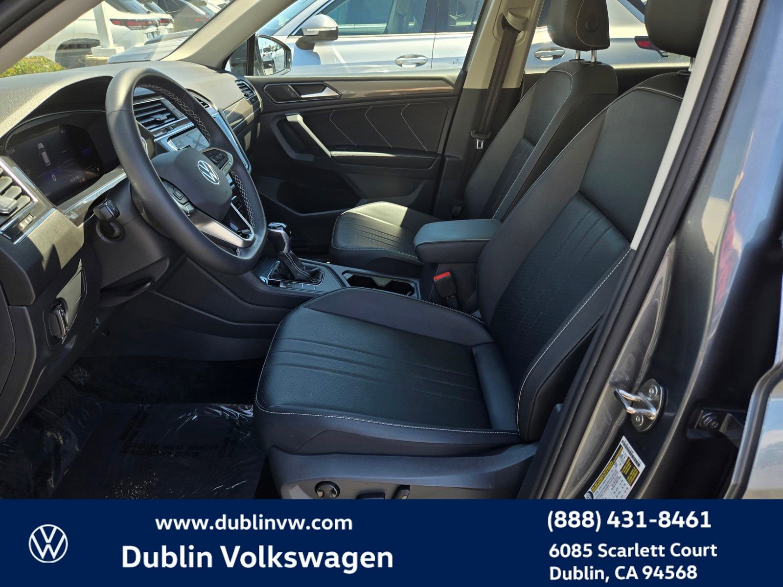 Used 2023 Volkswagen Tiguan SE w/ Panoramic Sunroof Package FWD image 17