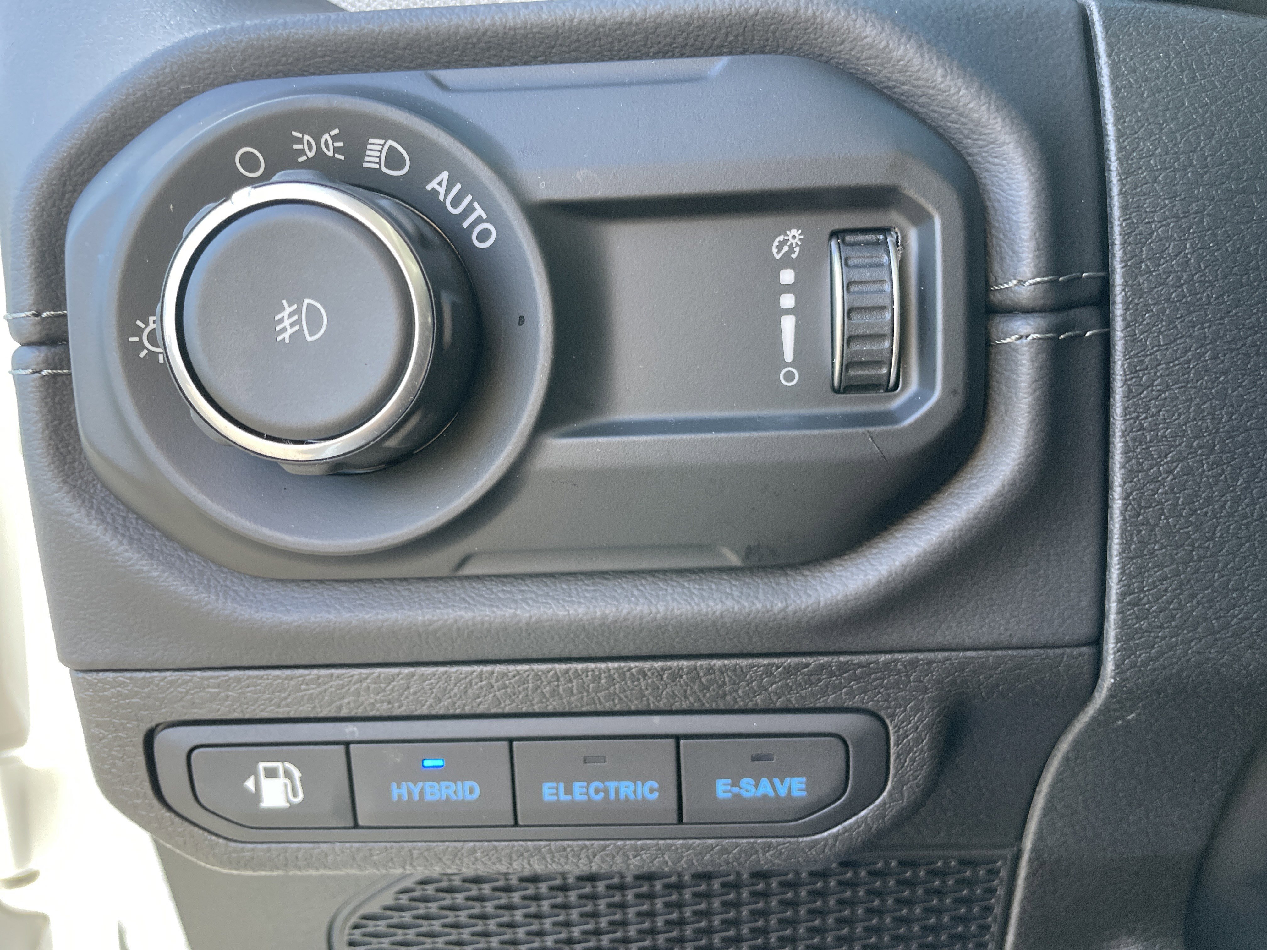 Used 2025 Jeep Wrangler Sahara image 35