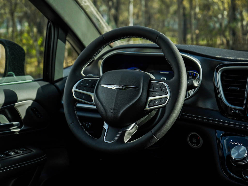 New 2026 Chrysler Pacifica Select AWD/4WD image 17