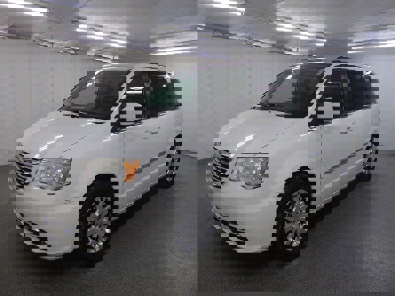 Used 2013 Chrysler Town & Country Touring image 3