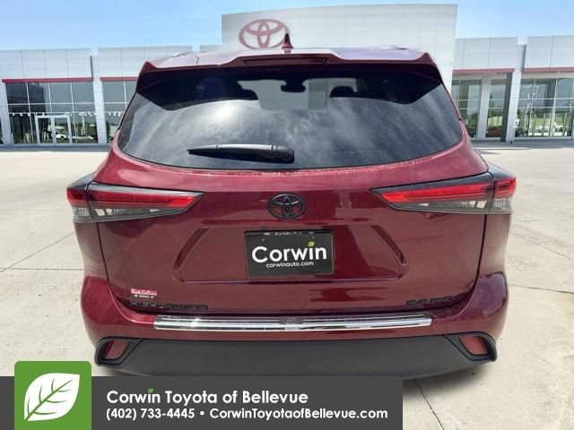 Used 2022 Toyota Highlander XLE AWD/4WD image 11
