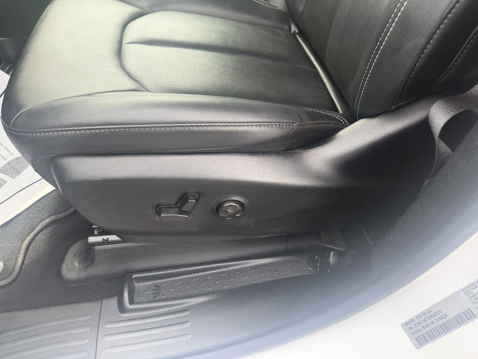 Used 2025 Chrysler Pacifica Select image 11