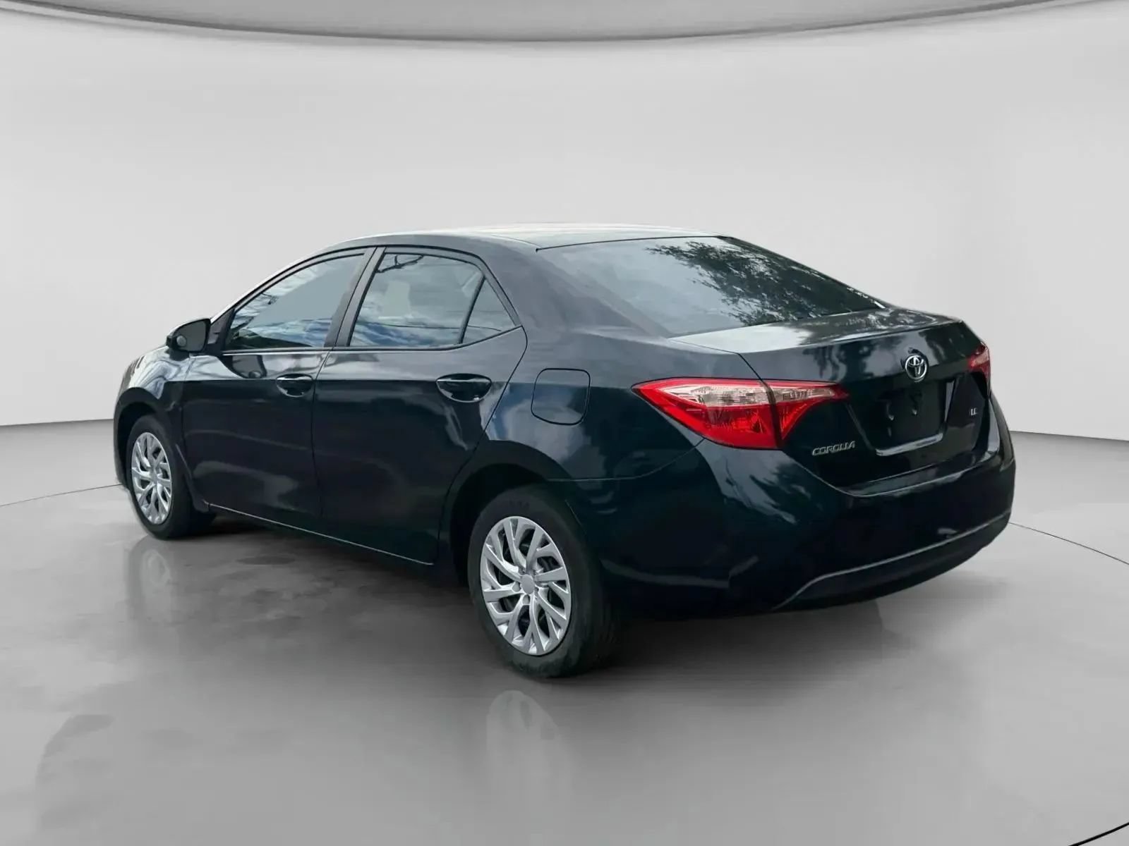 Used 2018 Toyota Corolla LE FWD image 3