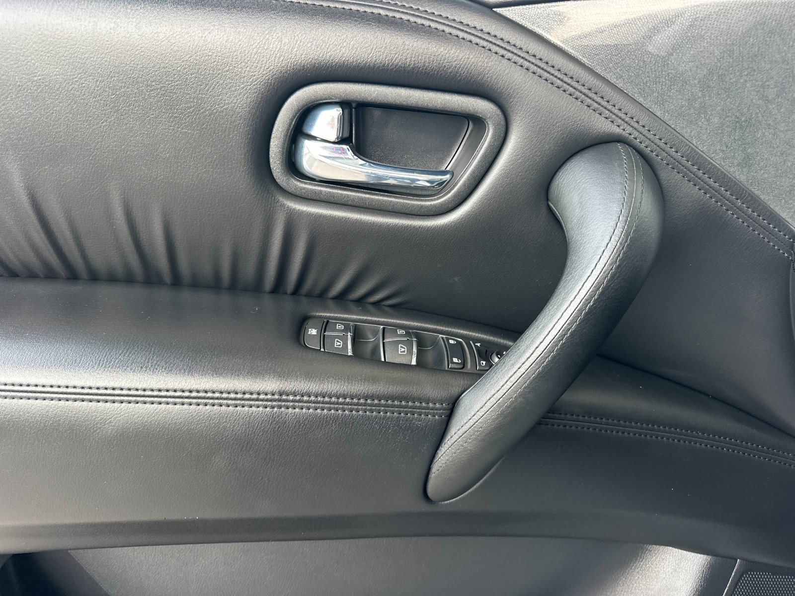 Used 2022 Nissan Armada SV w/ SV Appearance Package image 11