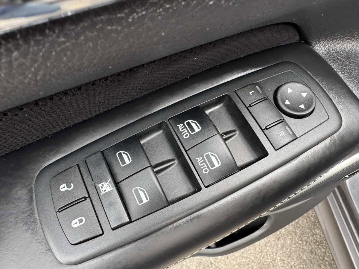 Used 2015 Jeep Grand Cherokee SRT w/ Luxury Group II AWD/4WD image 29