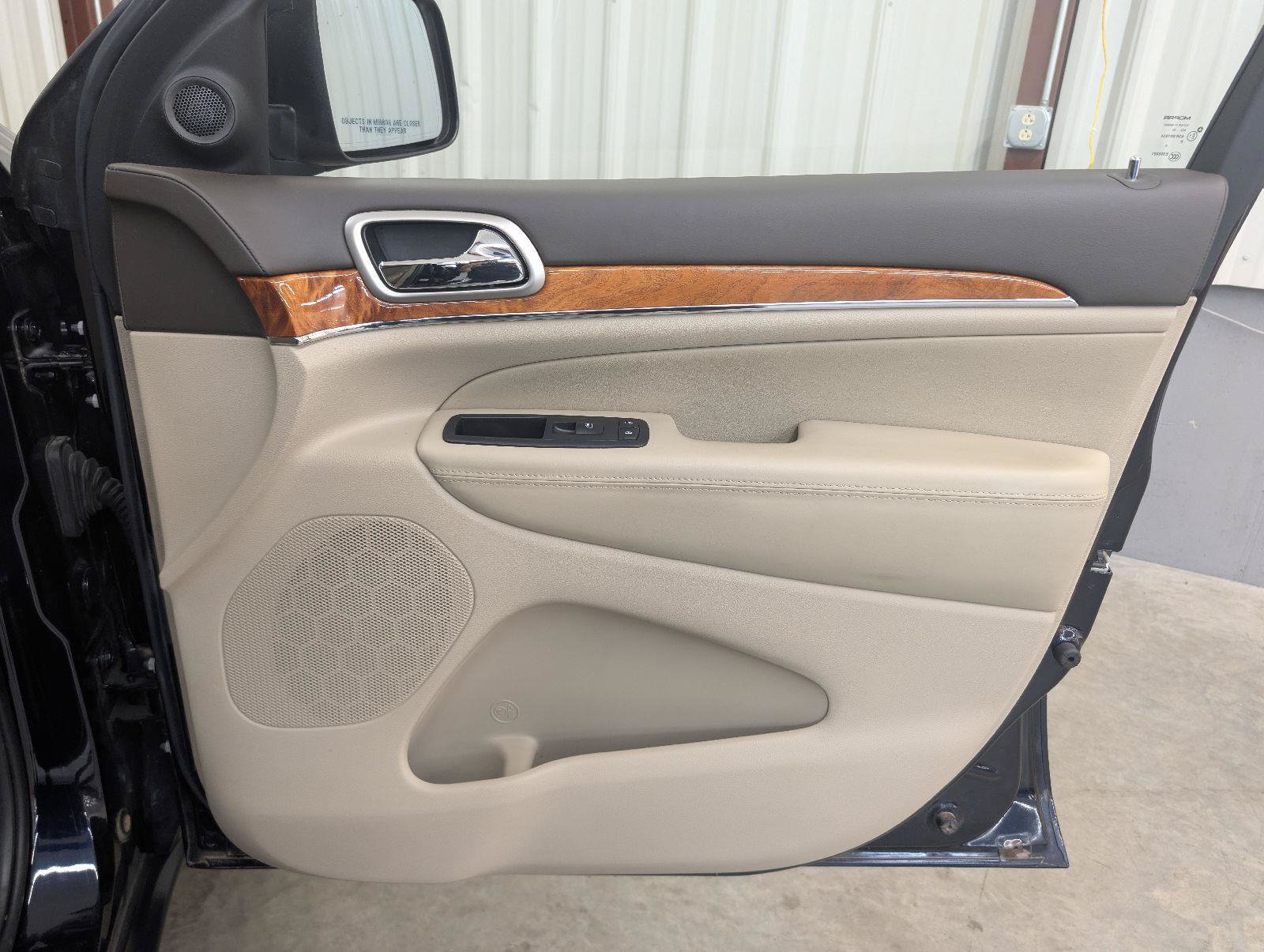 Used 2011 Jeep Grand Cherokee Overland AWD/4WD image 30