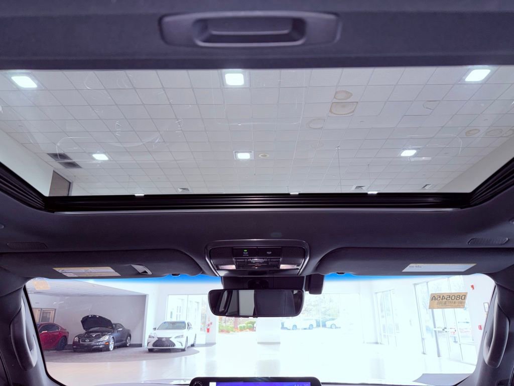 Used 2022 Lexus LX 600 4WD w/ Premium Package image 11