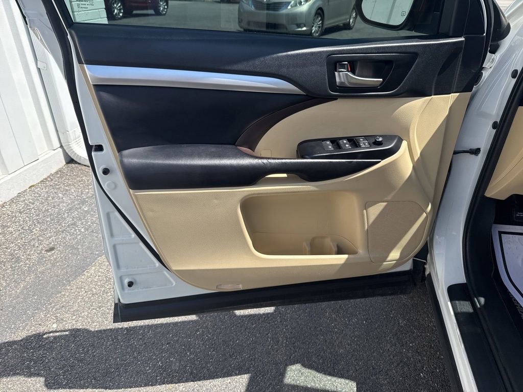 Used 2019 Toyota Highlander XLE AWD/4WD image 19