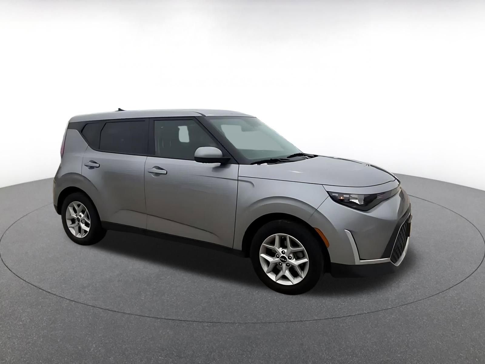 Used 2024 Kia Soul LX w/ Option Group 015 FWD image 2