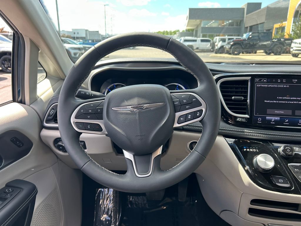 Used 2023 Chrysler Pacifica Touring-L FWD image 10