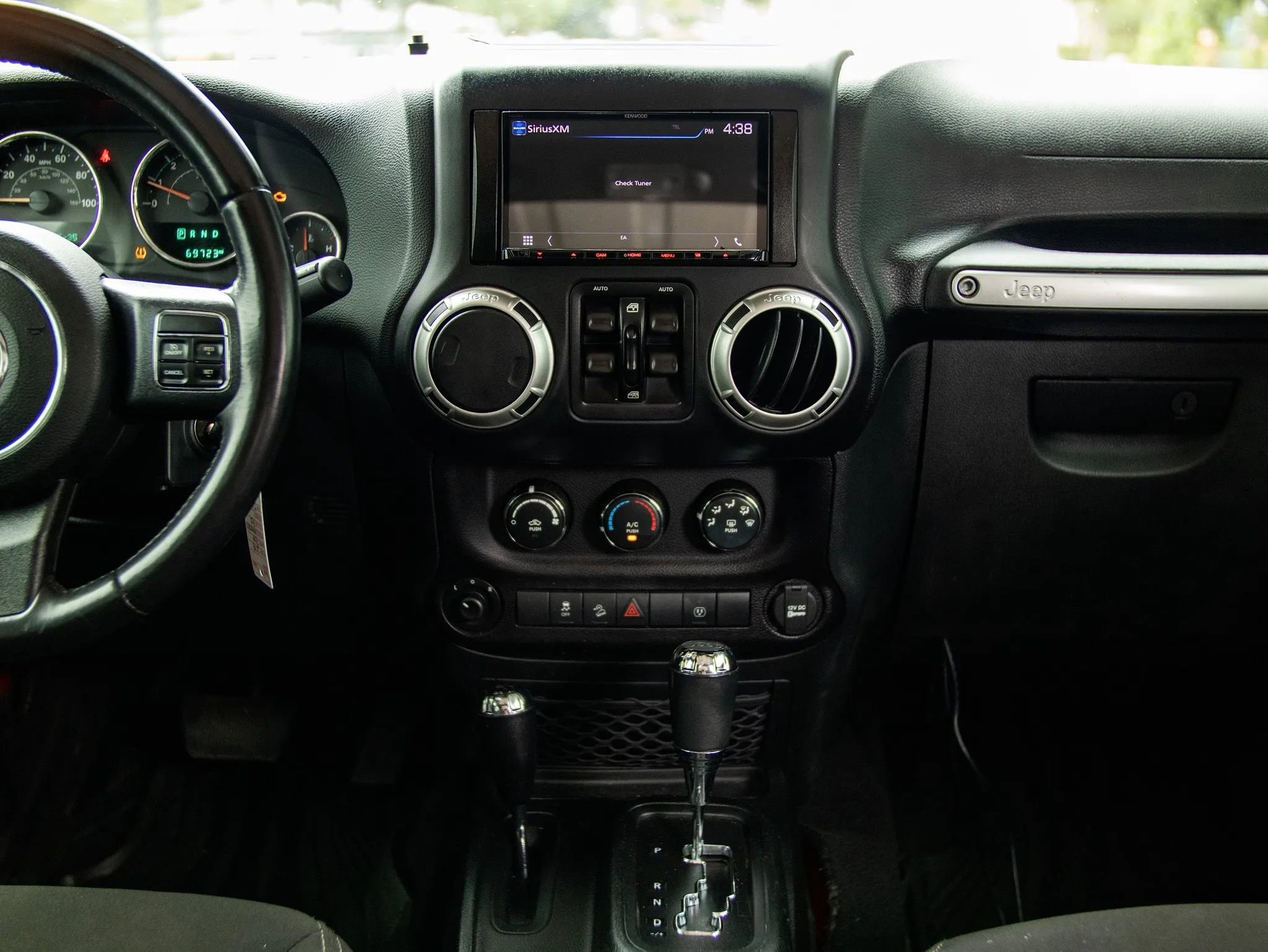 Used 2018 Jeep Wrangler Unlimited Sahara w/ Connectivity Group image 32