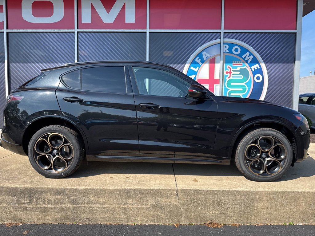 New 2025 Alfa Romeo Stelvio Sprint image 2