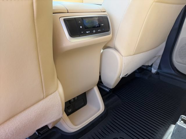 Used 2017 Toyota Highlander XLE AWD/4WD image 18