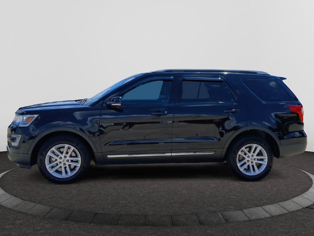 Used 2017 Ford Explorer XLT w/ Equipment Group 202A FWD image 4
