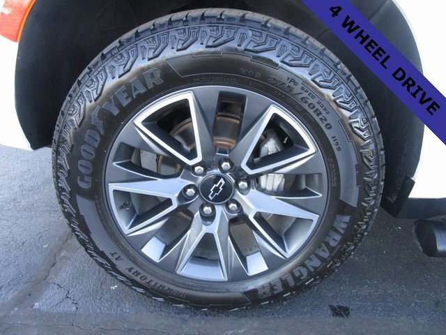 Certified 2023 Chevrolet Suburban Z71 w/ Luxury Package image 2