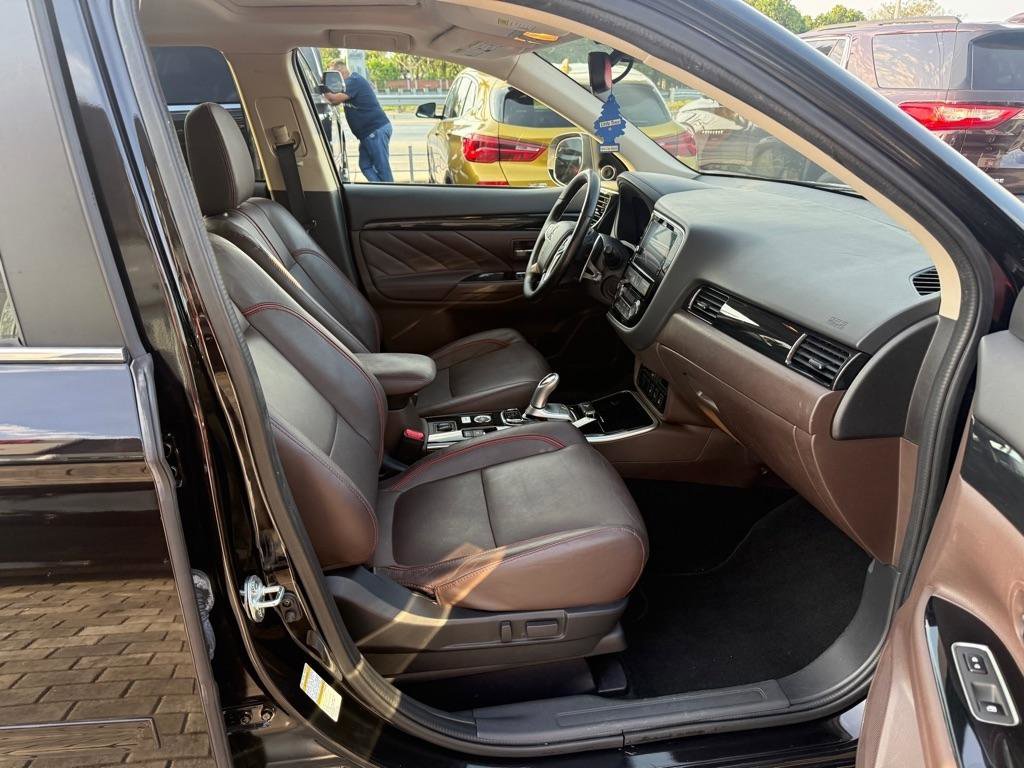 Used 2018 Mitsubishi Outlander SEL AWD/4WD image 18
