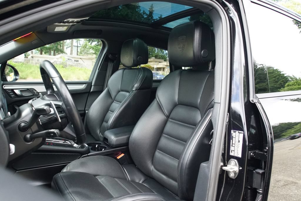 Used 2024 Porsche Macan AWD/4WD image 29