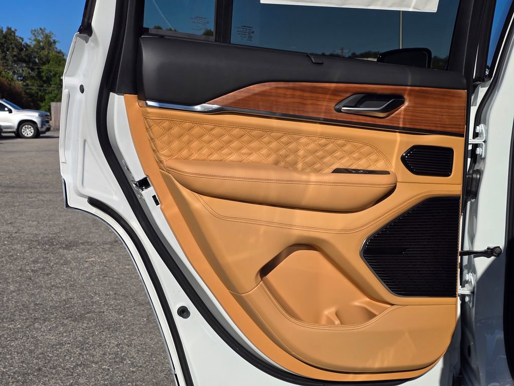 New 2025 Jeep Grand Cherokee Summit image 37