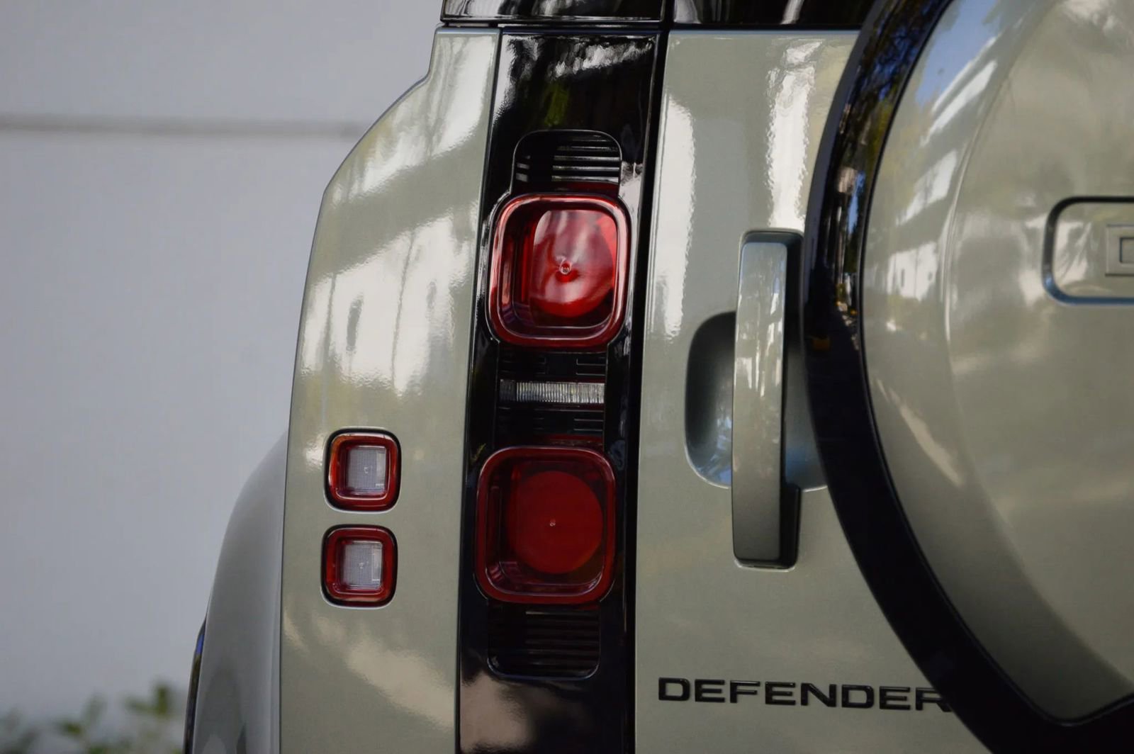 Used 2025 Land Rover Defender 110 X-Dynamic SE image 11