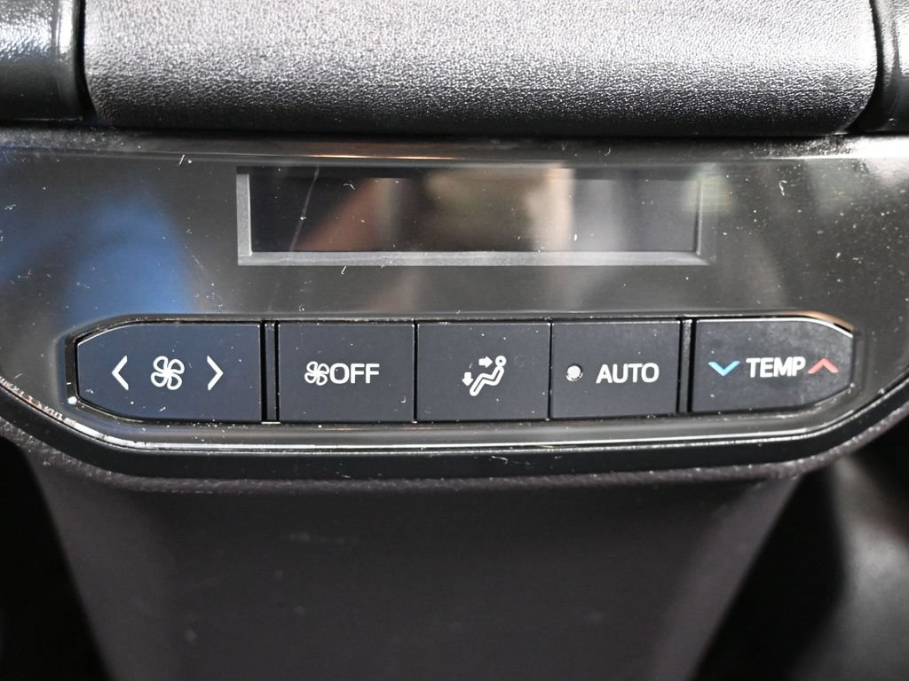 Used 2023 Toyota Highlander XLE AWD/4WD image 35