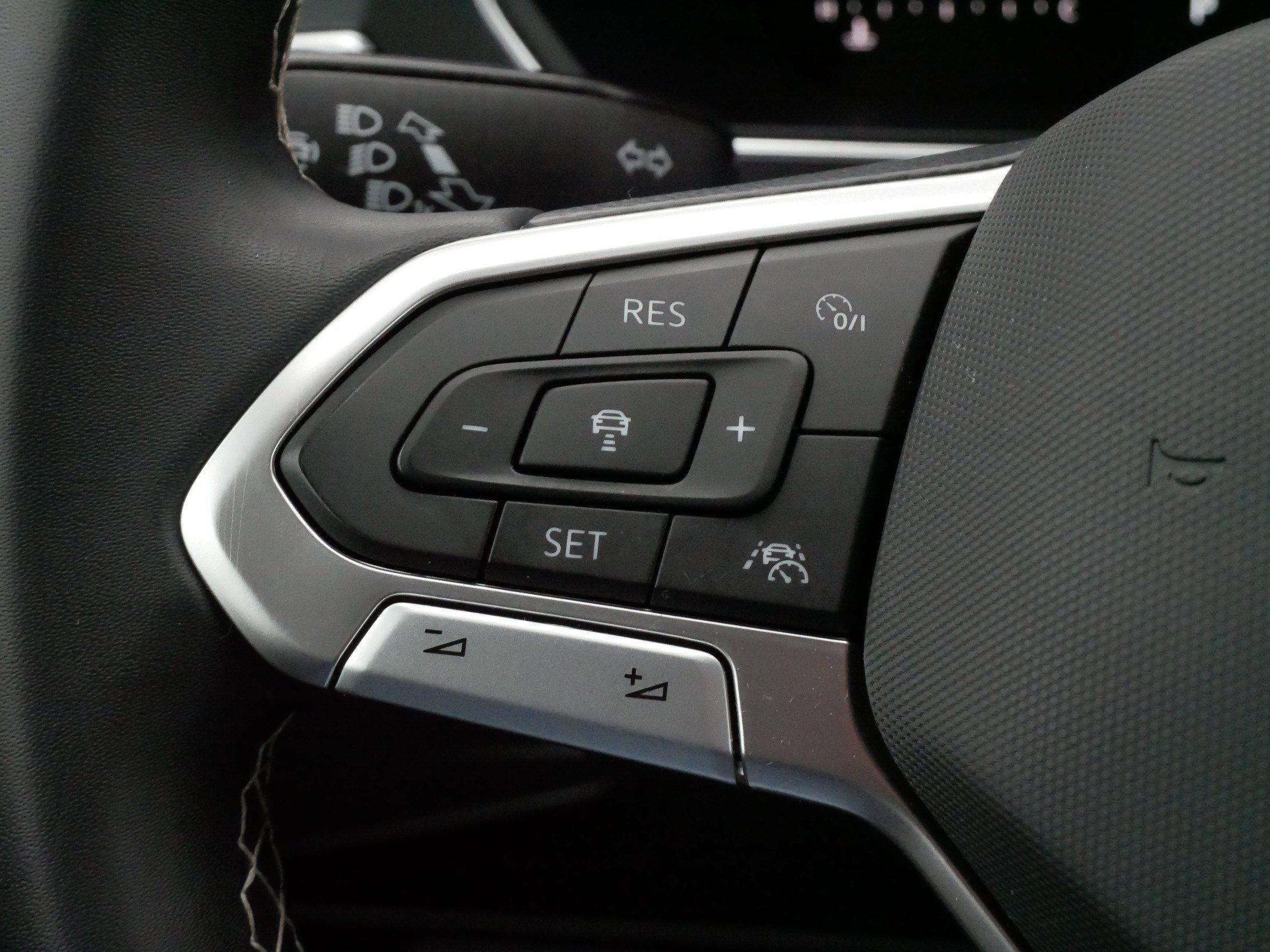 Certified 2023 Volkswagen Tiguan SE R-Line image 25