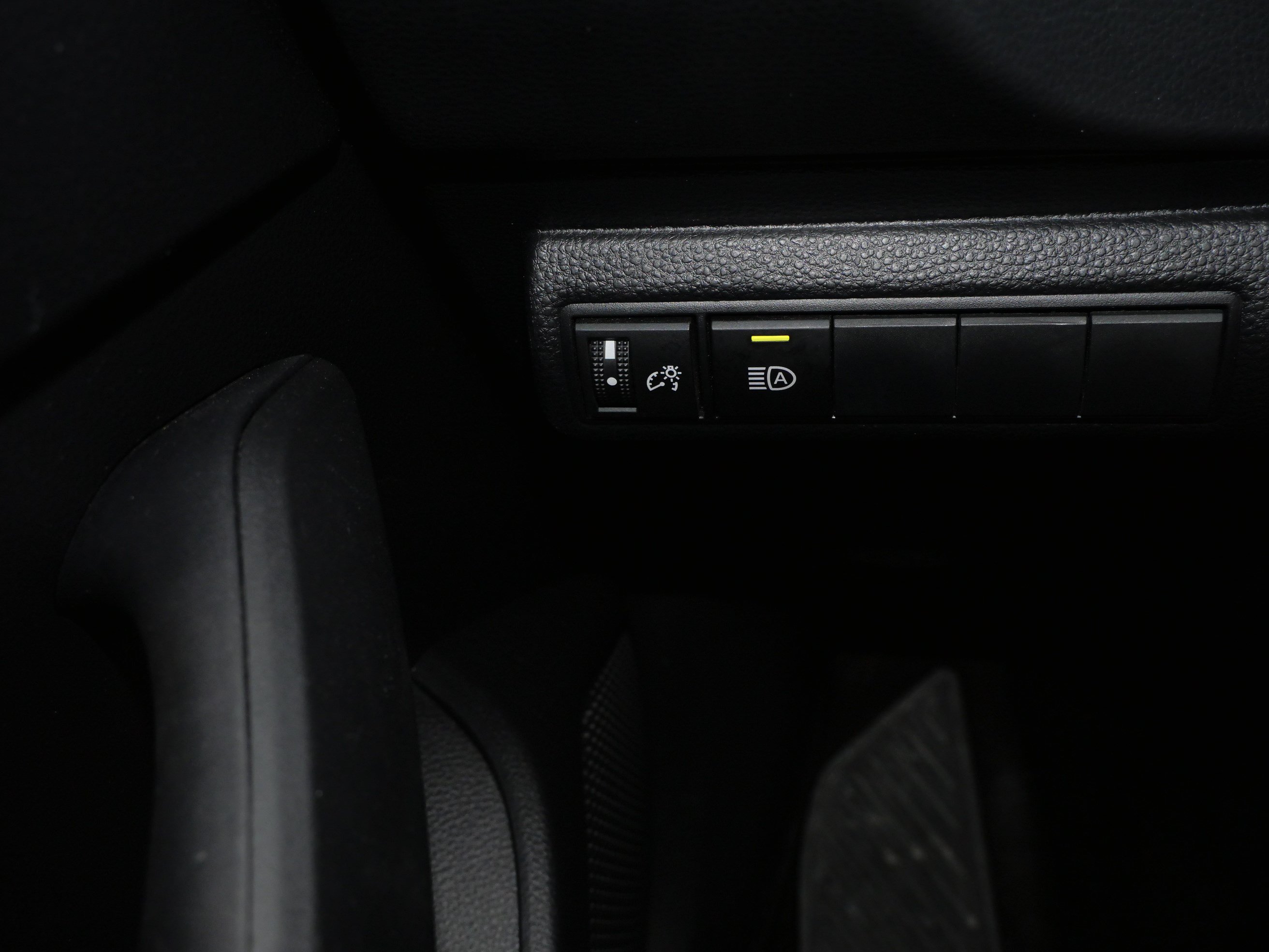 Certified 2025 Toyota Corolla LE FWD image 34