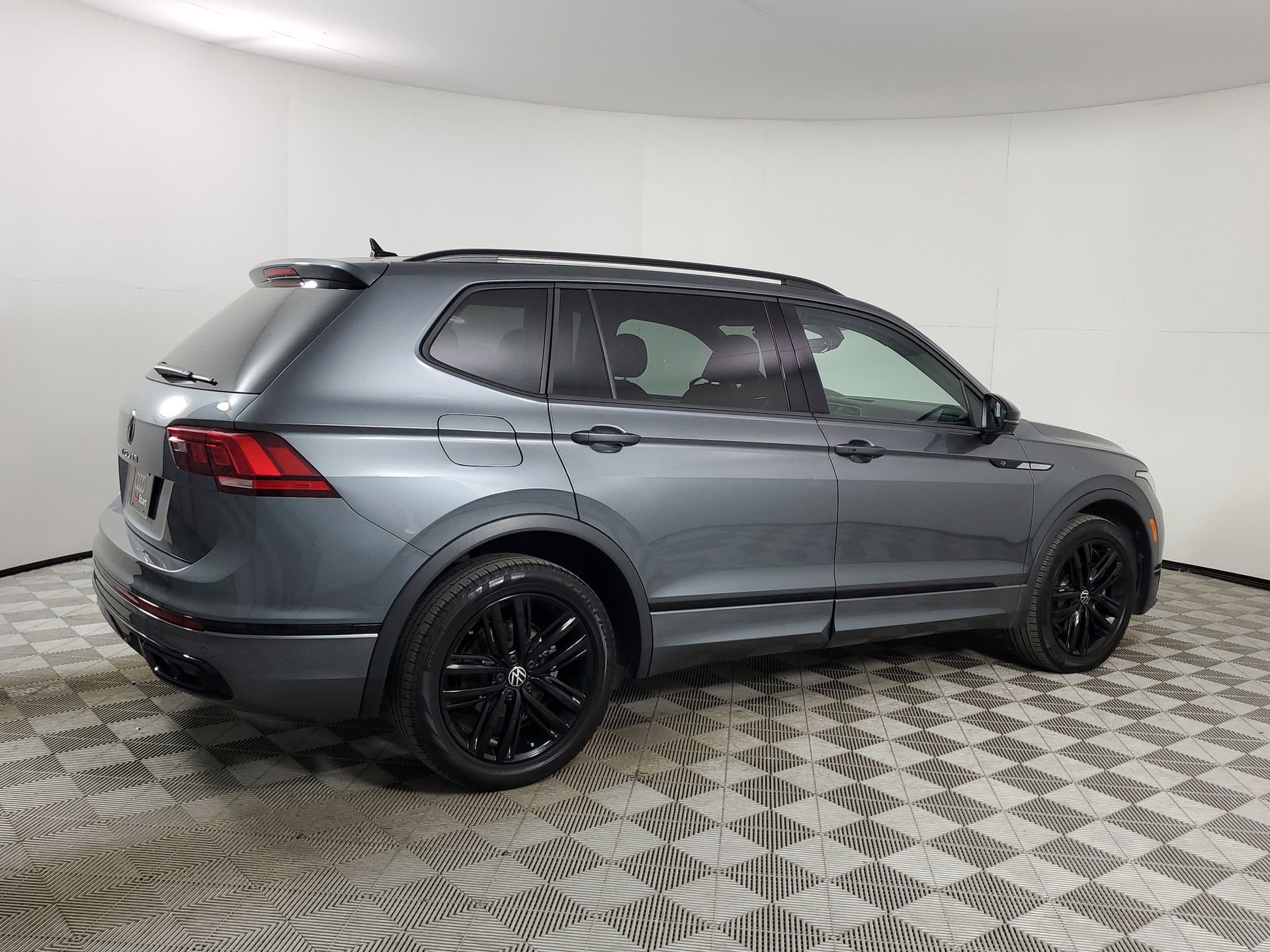 Used 2022 Volkswagen Tiguan SE R-Line image 11