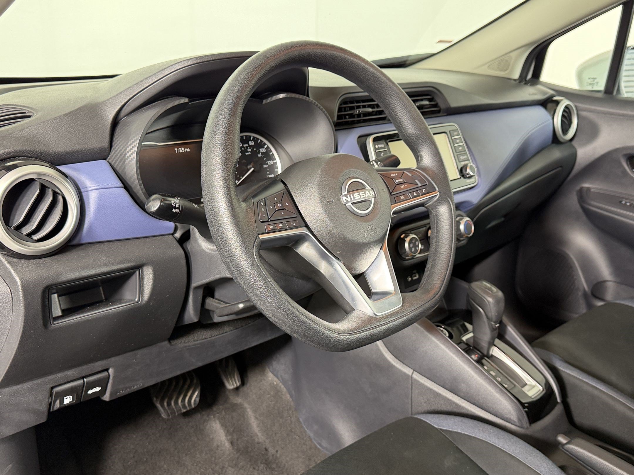 Used 2024 Nissan Versa SV FWD image 3