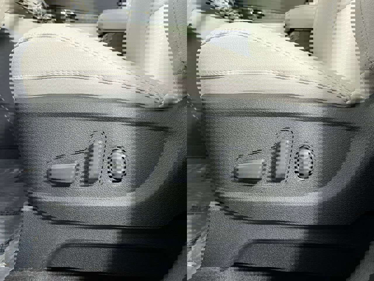 Certified 2024 Kia Telluride EX w/ EX Captain's Chair Package FWD image 12